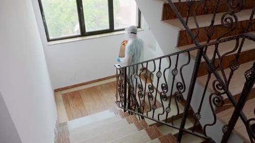 Voluntário entregando mercearia