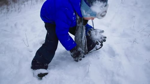 Winterurlaub Entzückendes männliches Kind Spaß beim Spielen von Schneebällen im verschneiten Wald während des aktiven