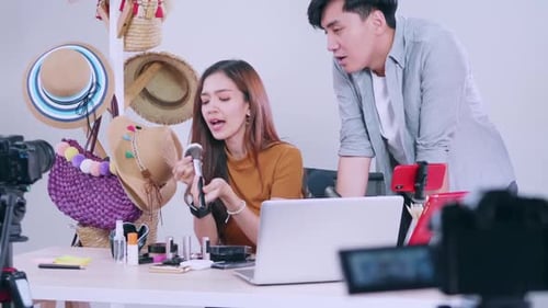 Jóvenes blogueros asiáticos están reseñando productos cosméticos en línea mediante transmisión en vivo.