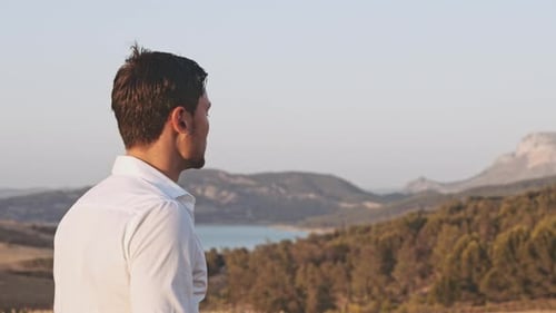 Homem lindo entrando em cena panorâmica apreciando a vista dos campos de trigo