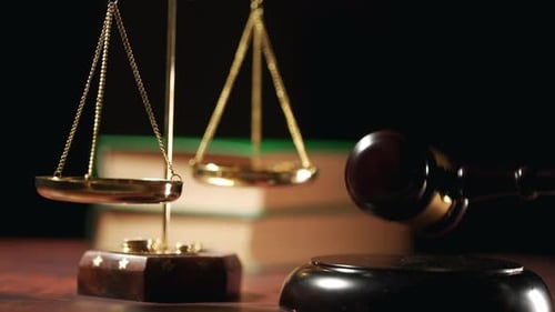 Um juiz está batendo o martelo de um quarteirão na sala de audiências