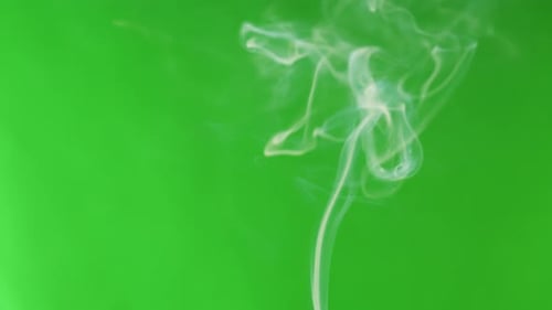 Smoke Jet auf grünem Chroma-Key-Hintergrund
