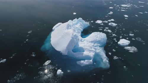 Eisberg, der im Antarktischen Ozean schwimmt. Luftaufnahme.