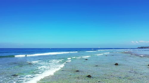 Schöne Fly-Over-Kopie-Weltraumaufnahme eines weißen Sandparadiesstrandes und eines aquablauen Ozeanhintergrunds