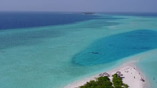 Drohnenluftbild des Strandes mit Meerblick vor klarer Lagune und Sandhintergrund