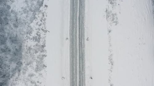 Vue de dessus du chemin de fer à deux voies en hiver