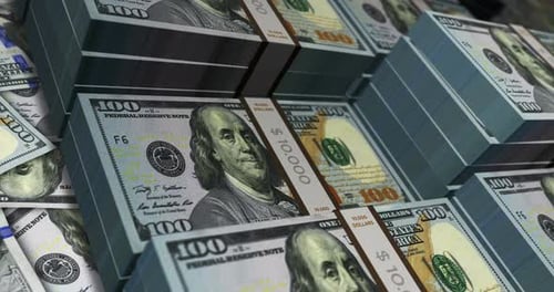 100 Dollar Banknotenpackungen — über USD-Geldstapel fliegen