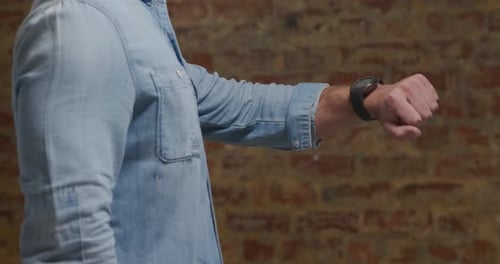 Mann überprüft Smartwatch