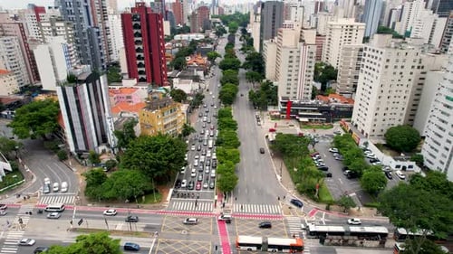 Cruzamento famoso: Avenida Reboucas e Avenida Brasil em São Paulo Brasil.