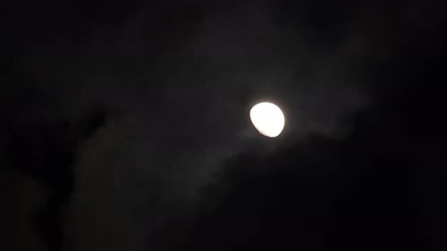 Astronomie-Konzept voller leuchtender gelber Mond mit Wolken