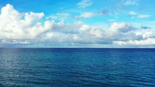 Natürliche Drohne abstrakter Blick auf einen weißen Sandstrand im Paradies und einen aquablauen Ozeanhintergrund in hi res