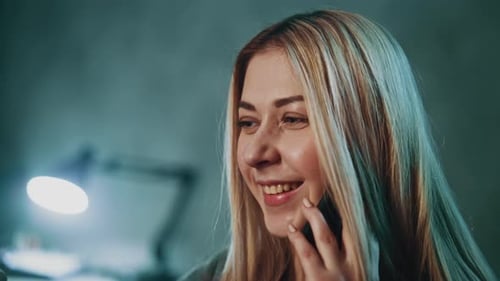 Mujer habla en un teléfono inteligente con una imagen de ultrasonografía