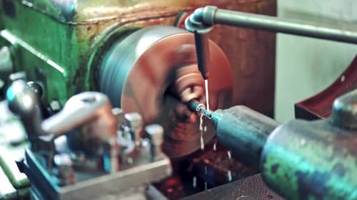 Prozess des Schneidens von Metall in Drehmaschinen auf dem Hintergrund der Industriefabrik.