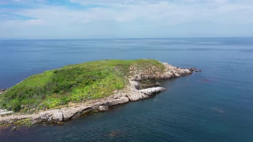 Luftaufnahme einer Insel im Meer