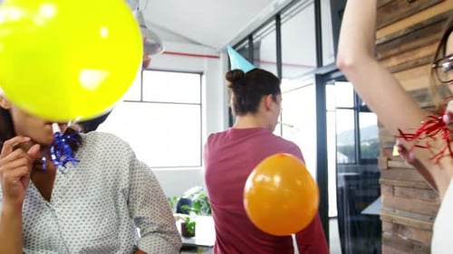 Executivos de negócios dançando no escritório