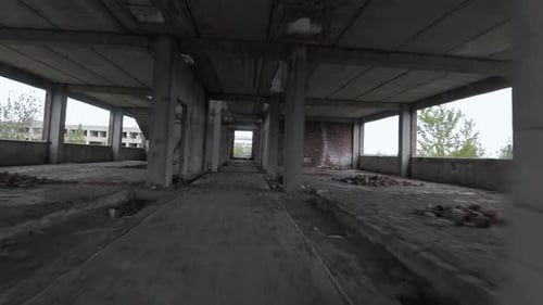 FPV Drone Flies Maneuverable Through an Abandoned Building