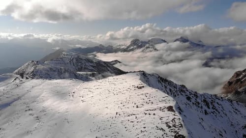 Vuelo sobre las montañas cubiertas de nieve