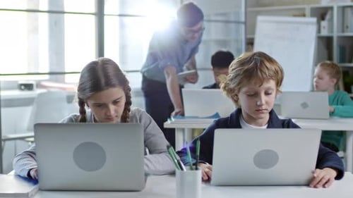 In der Schule studierende Kinder