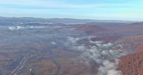 Erstaunlich mit Nebel, Blick auf die Berglandschaft