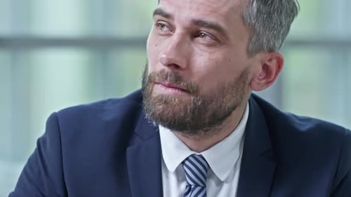 Handsome Manager écrit dans un cahier