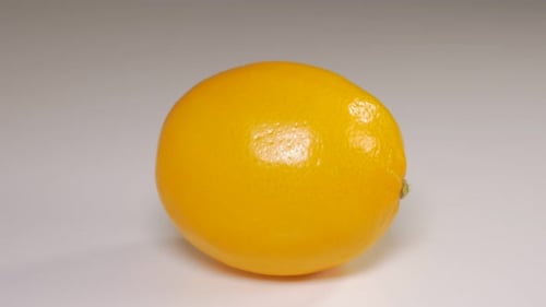 Citron sur fond réfléchissant blanc Dolly 4K 2160p vidéo UHD - Citron frais jaune sur fond réfléchissant s