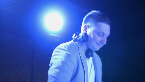 Professioneller Happy DJ Tanzen und Verwenden von Geräten zum Abspielen von Musik