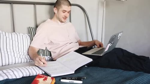 Education Filmagens 4 K Ultra Hd Clips Um homem tomando notas enquanto faz uma sessão de aula on-line