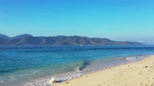 Natürliche fliegende Kopie, Weltraumaufnahme eines sonnenweißen Sandparadiesstrandes und eines aquablauen Wasserhintergrunds