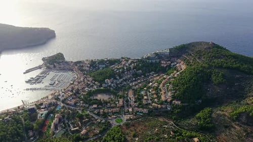 Drohnenaufnahme von Port Soller, Mallorca, Spanien