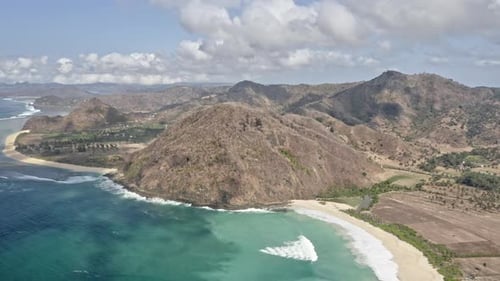 Panorama-Luftaufnahme von weißen Wolken und glitzerndem Wasser in Lombok Indonesien