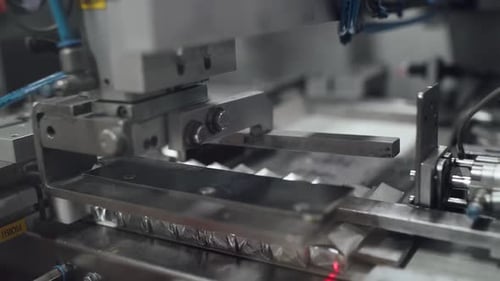 Schokoladenfabrik: Verpackungsprozess für Pralinen, Ansicht der maschinellen Herstellung von Süßigkeiten im Werk