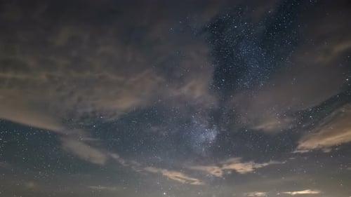 Sternenhimmel mit Wolken und Sternen der Milchstraßengalaxie im Sommer