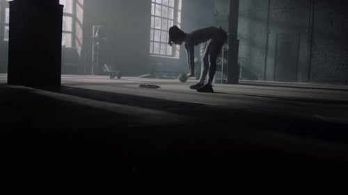 Mädchen bereitet sich auf Fitnesstraining im Fitnessstudio vor