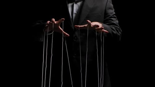 Puppenspieler zieht die Puppenfäden, die an seine Finger gebunden sind