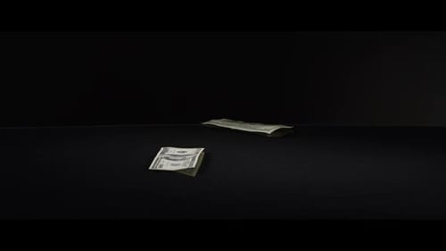 Amerikanische 100-Dollar-Scheine fallen auf eine reflektierende Oberfläche - MONEY 0015