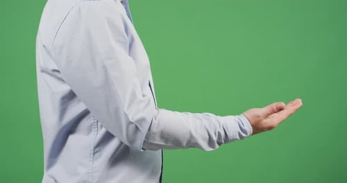 Seitenansicht eines Mannes mit „Komm her“ -Schild