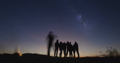 Amis adultes observant les étoiles ensemble la nuit