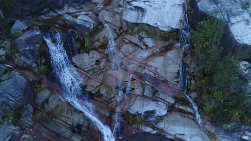 Cascade qui coule des rochers