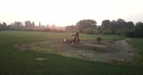 Ölpumpen, die auf einem Feld arbeiten. Metall-Ölbohrtürme funktionieren, pumpen Öl.