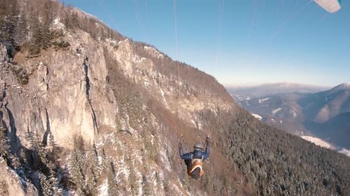 Gleitschirmflug am Rocky Mountain in Wald Naturlandschaft im frühen Frühling Adrenalin Extreme