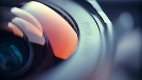 das Objektiv einer Film- oder Fotokamera wird in Nahaufnahme aufgenommen