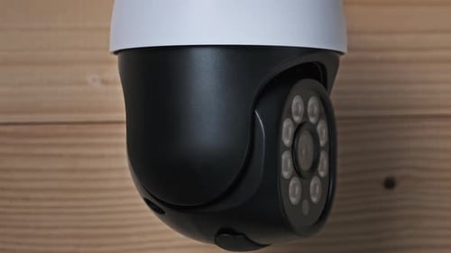 Cámara CCTV gira y sigue el objeto de vigilancia de la cámara de seguridad