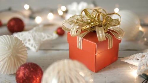 Weihnachtsdekoration und Geschenkbox