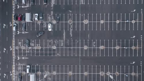 LUFTBILD: Leerer Parkplatz mit nur wenigen geparkten Autos