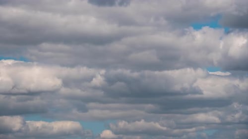 Cumulus Cirrus-Wolken bewegen sich im blauen Himmel. Zeitraffer.