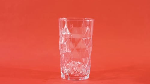 Vaso cola con cubitos de hielo