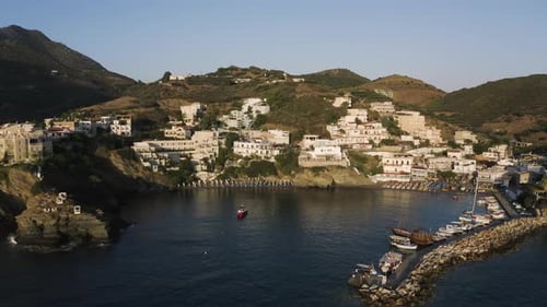 Luftaufnahme einer Marina im Dorf Bali. Crete, Griechenland. Fliege über die Bucht