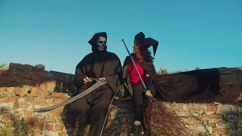 Grim Reaper e Witch planejando ações malignas ao pôr do sol