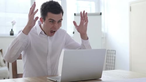 Schreiender wütender Geschäftsmann arbeitet am Laptop
