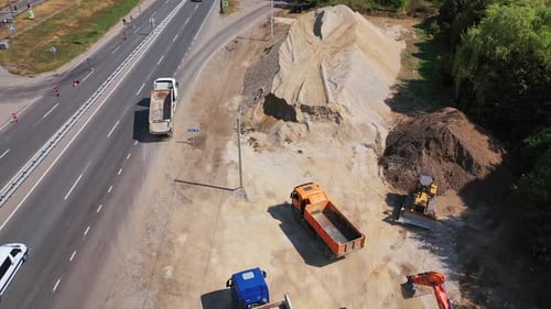Neue Straßenbaustelle. Prozess mit schwerem Gerät auf der Baustelle